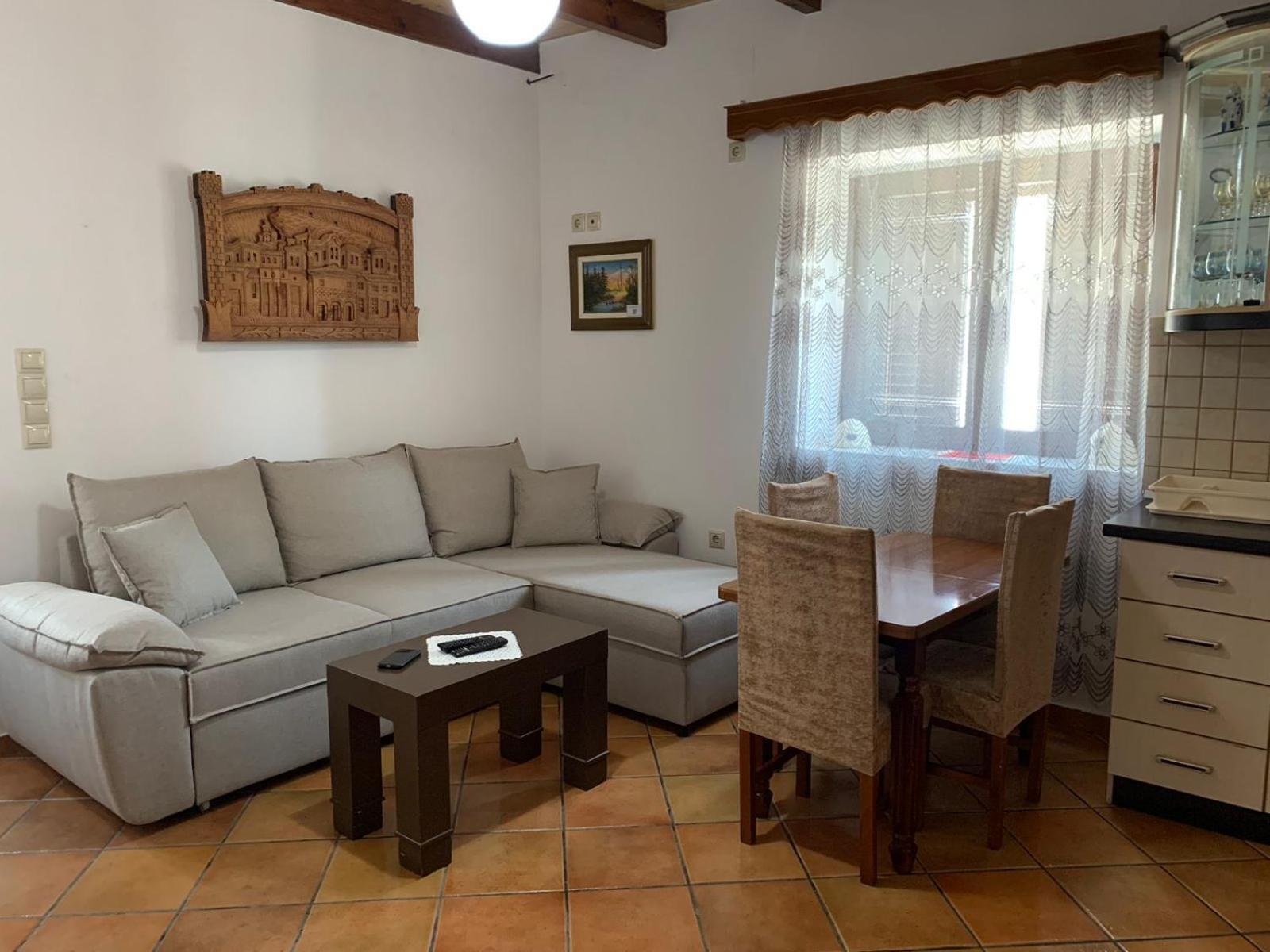 Nomad House-Entire House At Your Disposal,4 Guests เบราท ภายนอก รูปภาพ